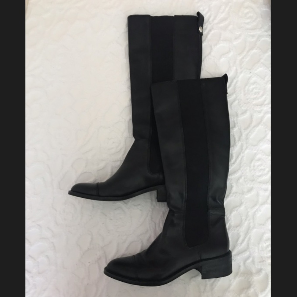 Beautifully Made Black Leather BCBG Boots🌹!